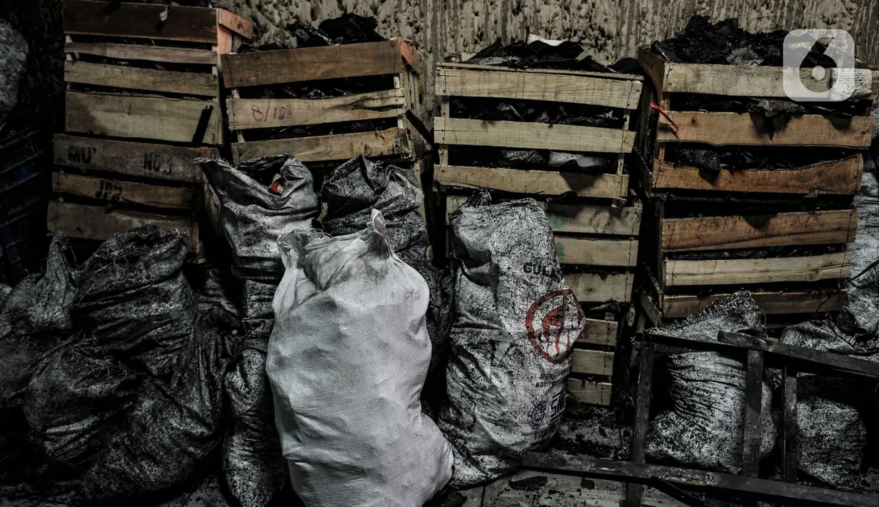 Tumpukan peti berisi buku- buku yang hangus terbakar di Toko Buku Setia Kawan, Senen, Jakarta, Rabu (14/10/2020). Pembakaran bekas gedung bioskop di kawasan Senen pada Kamis (8/10) oleh massa yang menolak UU Cipta Kerja juga berdampak pada ruko dan kios buku di sekitarnya. (merdeka.com/Iqbal Nugroho