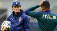 Namun Roberto Mancini mengaku masih lapar gelar bersama timnas Italia. Sang juru taktik justru berambisi bisa mengawinkan gelar juara Euro 2020 dengan trofi UEFA Nations League. (AFP/Franck Fife)