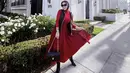 Vest hitam dipadukan dengan dress merah, Syahrini menenteng sling bag Chanel hitam. (@princessyahrini)