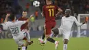 Gelandang Chelsea, Tiemoue Bakayoko, berebut bola dengan bek AS Roma, Aleksandar Kolarov, pada laga Liga Champions di Stadion Olimpico, Roma, Selasa (31/10/2017). Roma menang 3-0 atas Chelsea. (AP/Alessandra Tarantino)
