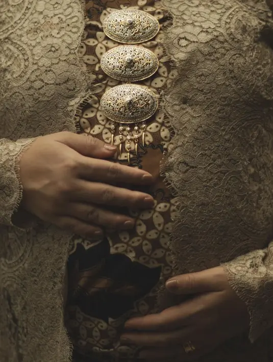 Saat siraman, Angel mengenakan kebaya coklat brokat dipadukan kemben batik coklat, lengkap dengan brosnya. [@angelpieters]