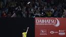 Tunggal putra Indonesia, Jonatan Christie, menyapa supporter usai mengalahkan tunggal India pada Indonesia Masters 2019 di Istora Senayan, Jakarta, Jumat (25/1). Jonatan lolos ke semifinal. (Bola.com/Yoppy Renato)