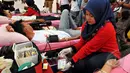 Petugas dari PMI melayani pendonor saat acara Donor Darah Taruna Merah Putih di Bundaran HI, Jakarta, Minggu (29/3/2015). Acara donor darah diadakan serentak di 25 kota di tanah air bertujuan membudayakan aksi donor darah. (Liputan6.com/Panji Diksana)