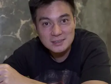 Selain menyampaikan klarifikasi, Baim Wong membeberkan sejumlah fakta yang tak diketahui banyak orang dalam video yang diunggah di kanal YouTube Baim Paula, Senin (25/7/2022). Salah satunya, pertemuan suami Paula Verhoeven dengan empat &ldquo;ikon&rdquo; Citayam Fashion Week alias Citayem Fashion Week. Keempat &ldquo;ikon&rdquo; yang dimaksud yakni Kurma, Jeje Seblew, Bonge, dan Roy Citayam yang kini terkenal. (Foto: Dok. YouTube Baim Paula)