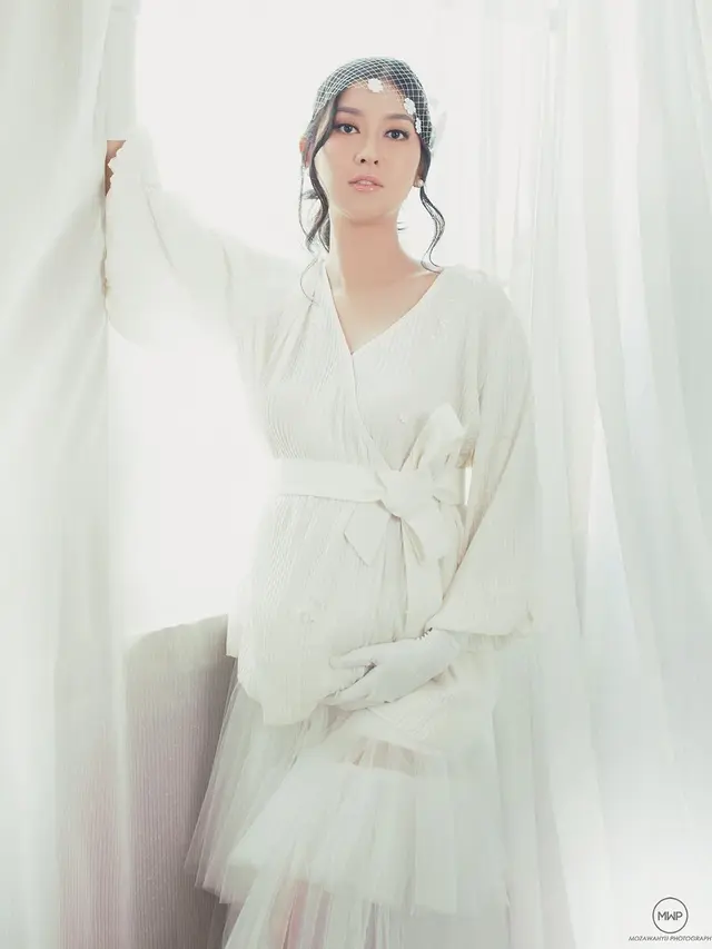 7 Potret Maternity Shoot Kevin Lilliana dan Oskar Mahendra yang Tampil Memesona