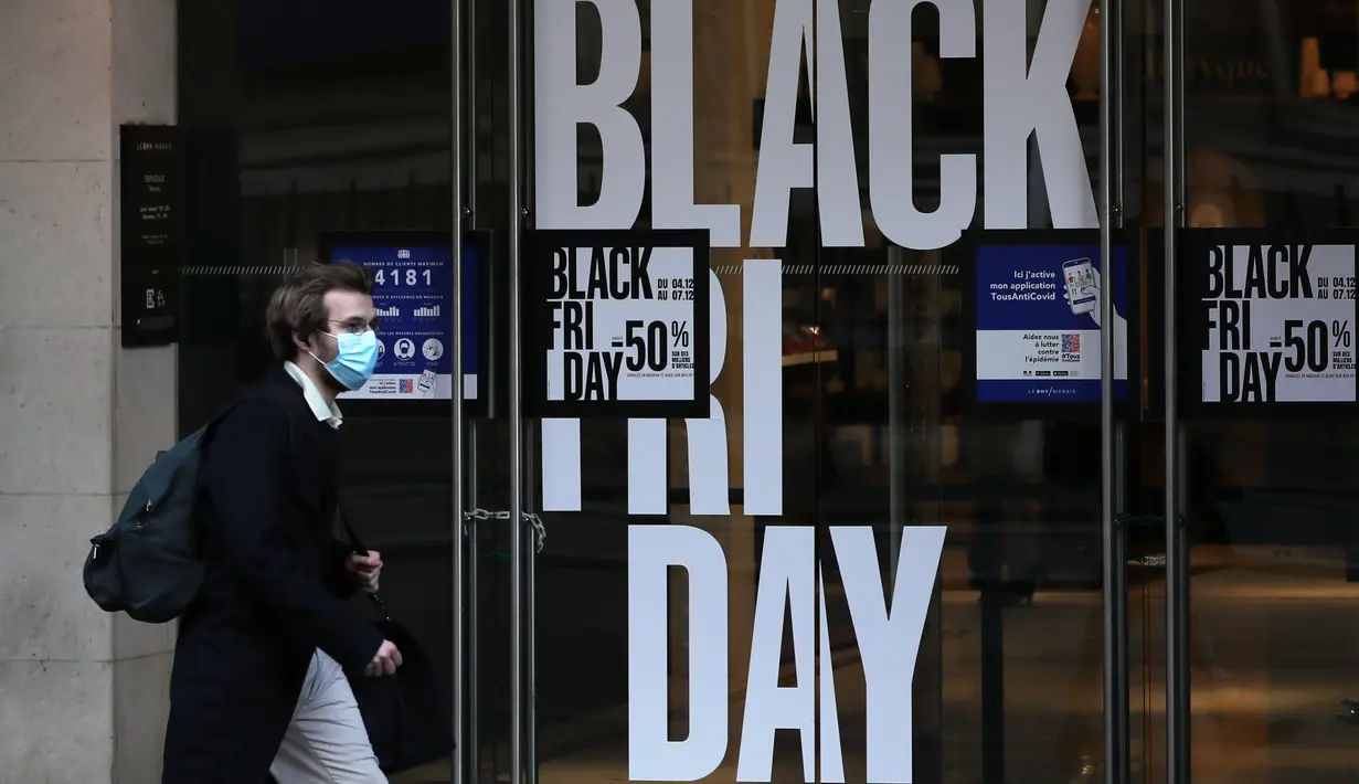 Seorang pria berjalan melewati poster "Black Friday" di Paris, Prancis, pada 4 Desember 2020. Sempat ditunda selama sepekan akibat karantina wilayah (lockdown) nasional, pesta belanja tahunan "Black Friday" di Prancis akhirnya dimulai pada Jumat (4/12). (Xinhua/Gao Jing)