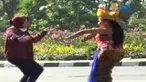 Sementara sembilan negara asing dan lima perwakilan dari dalam negeri menampilkan tarian khas negara masing-masing.