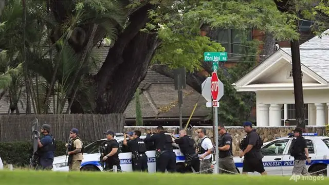 Polisi Honolulu mengambil posisi dengan senjata