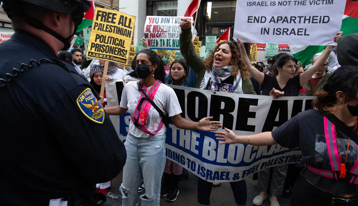 Warga keturunan Amerika-Palestina juga menggelar unjuk rasa di luar konsulat Israel di Atlanta dan Chicago. Di Atlanta, jumlah massa lebih dari 75 orang. Mereka meneriakkan slogan dukungan ke Hamas dan menyerukan AS agar menghentikan bantuan ke Israel. (AP Photo/D. Ross Cameron)