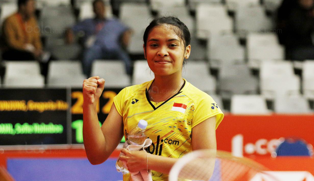 Pebulutangkis Indonesia, Gregoria Mariska, saat melawan pebulutangkis Denmark, Sofie Holmboe Dahl, pada laga Indonesia Masters 2018 di Istora Senayan, Selasa (23/1/2018). Gregoria menang 21-12 dan 21-13 atas Sofie Holmboe. (Bola.com/M Iqbal Ichsan)