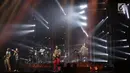 Penampilan Lukas Graham saat konser bertajuk Lukas Graham The Purple Asian Tour-Live in Jakarta 2019 The Kasablanka Hall, Mal Kota Kasablanka, Jakarta (1/10/2019). (Fimela.com/Bambang E. Ros)