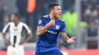 Ekspresi gelandang Lyon, Corentin Tolisso, pada laga kontra Juventus, di Juventus Stadium (2/11/2016). Tolisso bakal bergabung dengan Juventus pada musim panas tahun 2017.  (EPA/Alessandro Di Marco)