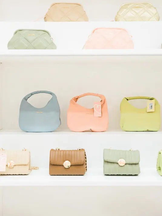 Model-model tas seperti mini bag, tote bag, clutch, dan masih banyak lagi pilihan yang bisa disesuaikan dengan pakaian dan situasi, salah satunya lebaran.   Credit: Merché