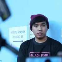 "Karena ini bulan ramadan jadi ikut aturan teman-teman yang berpuasa. Kalau di agama gue sih nggak pakai sahur. Jadi ya nggak pernah makan dan minum di depan teman-teman yang puasa karena ikut puasa juga," ungkap Joshua. (Nurwahyunan/Bintang.com)