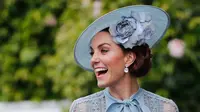 Duchess of Cambridge Kate Middleton mengenakan topi atau fascinator unik dengan bunga saat menghadiri ajang pacuan kuda Royal Ascot di Ascot, Inggris, Selasa (18/6/2019). Royal Ascot menjadi ajang bagi wanita Inggris untuk tampil dengan fascinator unik. (AP Photo/Alastair Grant)