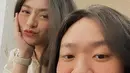 Nadya Holscher sangat suportif terhadap Nathalie. Ia selalu mendukung penuh perjuangan sang kakak. Momen keduanya berfoto bersama ini menjadi bukti keakraban keduanya yang memang saling menguatkan. (Liputan6.com/IG/nadyaholscher)