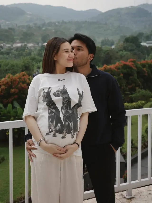 Gaya liburan terbaru Aaliyah Massaid dan Mahalini.