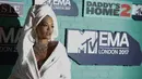 Penyanyi Rita Ora berpose di karpet merah MTV Europe Music Awards (MTV EMA) 2017, London, Minggu (12/11). Rita memadukan kostumnya itu dengan aksesoris berupa kalung dan juga cincin mewah bertatahkan berlian. (Daniel LEAL-OLIVAS/AFP)