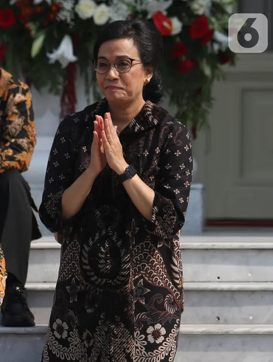 Menkeu Kabinet Kerja periode 2014-2019, Sri Mulyani diperkenalkan dalam pengumuman menteri Kabinet Indonesia Maju di Istana Merdeka, Jakarta, Rabu (23/10/2019). Sri Mulyani kembali dipercaya Presiden Jokowi menjabat sebagai Menkeu Kabinet Indonesia Maju periode 2019-2014. (Liputan6.com/Angga Yuniar)