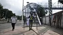 Pekerja menyelesaikan pembangunan jembatan penyeberangan orang (JPO) di dekat Stasiun Jatinegara, Jakarta, Senin (11/5/2020). JPO yang ditargetkan rampung pada tahun ini tersebut sekaligus menjadi jalur keluar penumpang kereta Stasiun Jatinegara. (merdeka.com/Iqbal S. Nugroho)