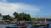 Hujan badai dan gelombang tinggi sepekan terakhir mengakibatkan salah satu kapal nelayan Bengkulu hilang di Samudra Hindia dan masih dilakukan pencarian (Liputan6.com/Yuliardi Hardjo)