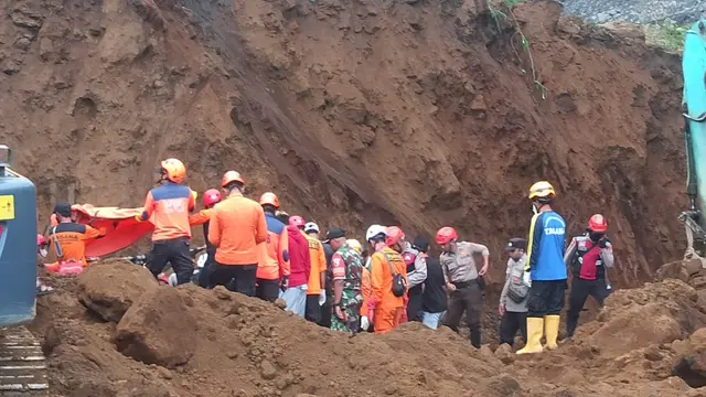 Proses pencarian korban tebing longsor di Lumajang. (Istimewa)