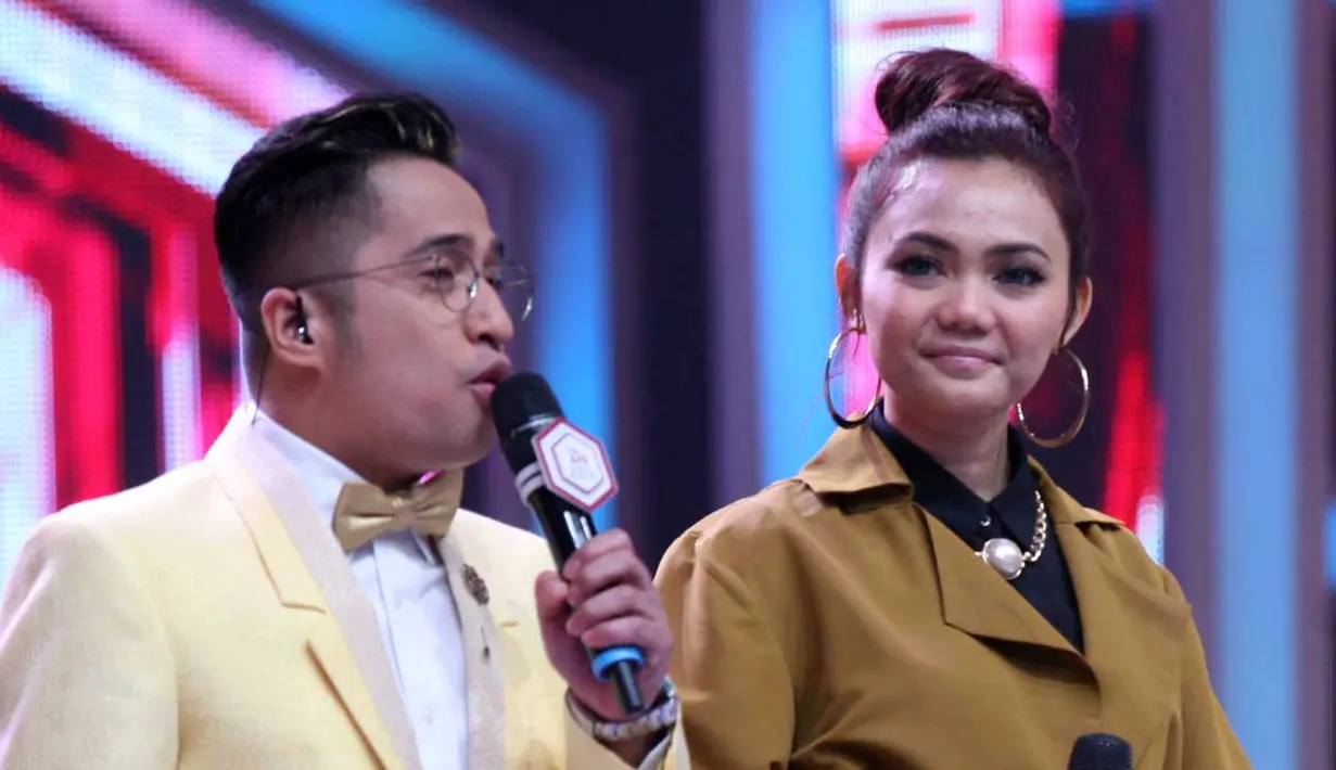 Lantas apa yang melatar belakangi Rina akhirnya memutuskan melepas hijabnya.  Sebagai manusia biasa, ia meminta masyarakat untuk menghargai keputusan yang diambilnya. (Nurwahyunan/Bintang.com)