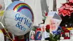 Balon-balon dipasang di patung Yohanes Paulus II di mana orang-orang datang untuk berdoa di luar rumah sakit Gemelli tempat Paus Fransiskus dirawat karena pneumonia, di Roma pada 23 Februari 2025. (Alberto PIZZOLI/AFP)