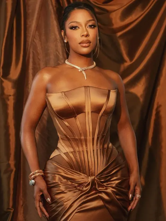 Rahasia bibir ombré mocha ala Victoria Monét? Makeup Artist Alexander Echeverri menggunakan  Lipstik MACximal baru dari MAC yang dipasangkan dengan lip liner mereka dalam warna Chestnut dan sedikit Lipgloss bening. [@victoriamonet]