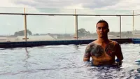 Aktor FTV Rendy Kjaernett memang memiliki banyak tato di sekujur tubuhnya. Tato di dada termasuk tato besar Rendy selain yang ada di punggung. Saat berenang, tato di bagian dada Rendy otomatis terlihat yang membuat terlihat begitu garang. (Liputan6.com/IG/rendykjaernett1)
