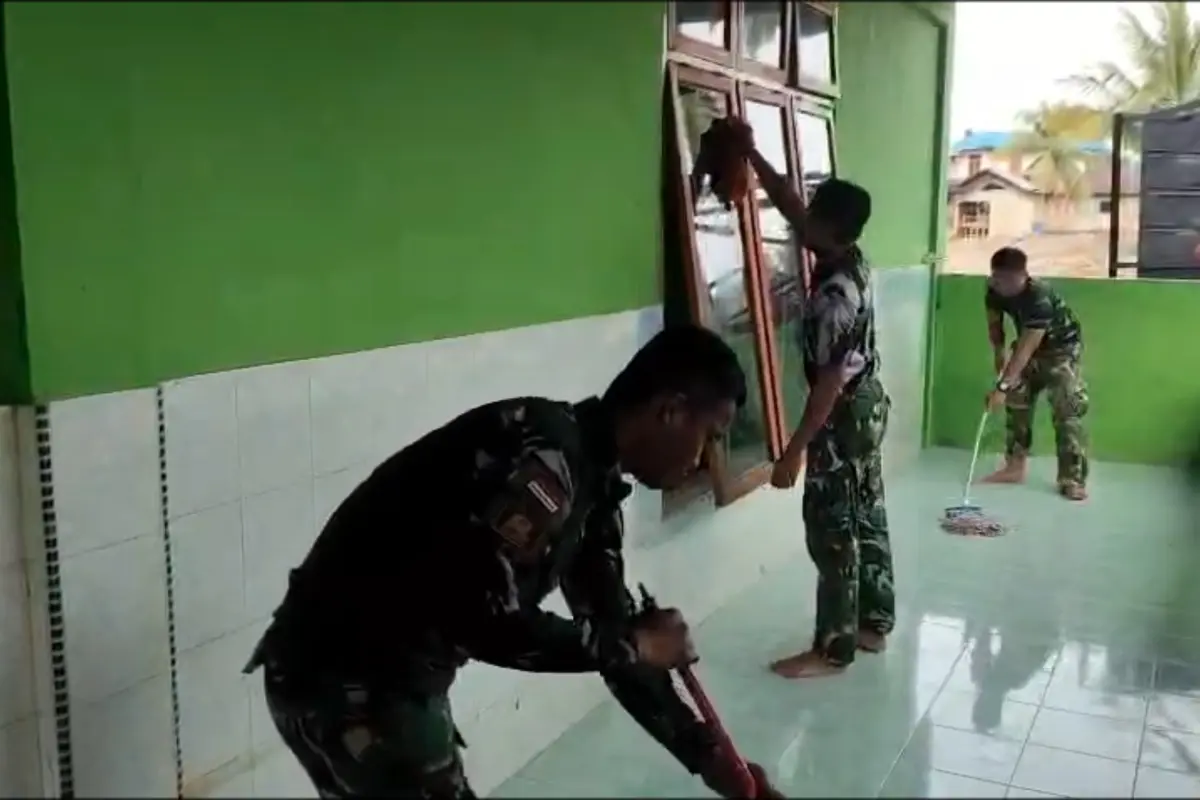TNI dan Warga Gotong Royong Bersihkan Rumah Ibadah