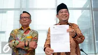 Ketua BPK RI, Harry Azhar Azis (kanan) menunjukkan surat pemanggilan dirinya oleh Dirjen Pajak di Jakarta, Jumat (15/4/2016). Harry dipanggil untuk melakukan klarifikasi SPT SPT Tahunan PPh Op 2015. (Liputan6.com/Helmi Fithriansyah)