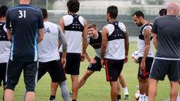 Mantan Kapten Liverpool dan Timnas Inggris, Steven Gerrard, mengikuti sesi latihan perdana LA Galaxy di Carson, California, AS. Rabu (8/7/2015) pagi WIB. (AFP PHOTO/Frederic J. Brown)