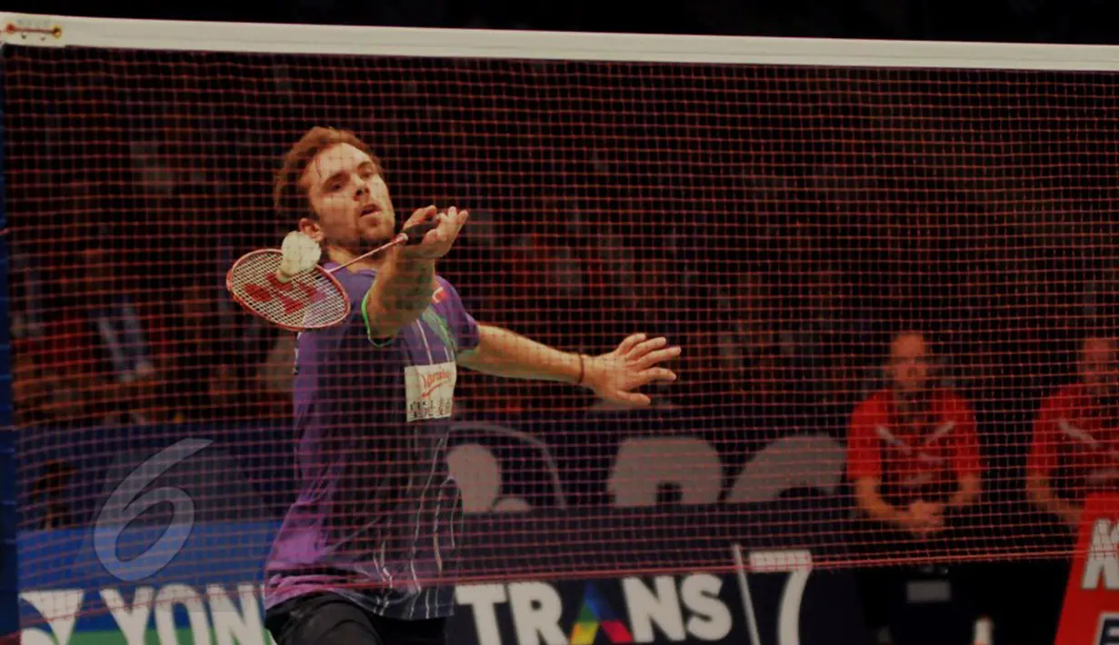 Jan O Jorgensen mengembalikan kok ke arah Kento Momata asal Jepang di final BCA Indonesia Open Superseries Premier 2015 di Jakarta, Minggu (7/6/2015). Kento menang 16-21, 21-19, 21-7. (Liputan6.com/Andrian M Tunay)