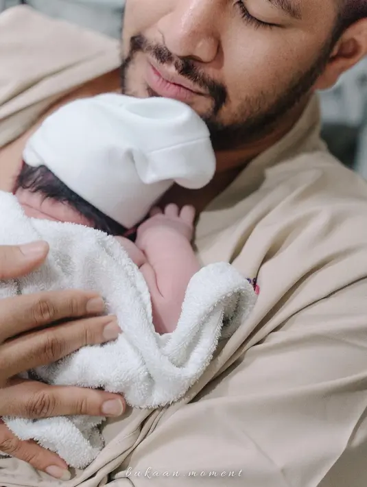 <p>Irish Bella mengunggah foto Ammar Zoni sedang menggendong buah hatinya yang baru lahir. "Bismillah.. Alhamdulillah Segala Puji Bagi Allah SWT.. Telah lahir Putri Ke-4 kami hari ini pukul 8.49 WIB tadi di @rsiabinamedika," tulis Irish Bella pada keterangan foto yang diunggah. (Instagram/_irishbella_)</p>