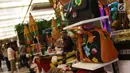 Pengunjung melihat-lihat kerajinan yang dipamerkan pada KriyaNusa 2018 di Jakarta Convention Center, Jakarta, Sabtu (29/9). Terdapat 13 stand kriya dan 21 stand kuliner di KriyaNusa 2018. (Liputan6.com/Helmi Fithriansyah)