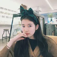 Suzy merupakan salah satu artis Korea Selatan yang multitalenta. Wajar jika kini ia sibuk sebagai penyanyi maupun aktris. (Foto: instagram.com/skuukzky)