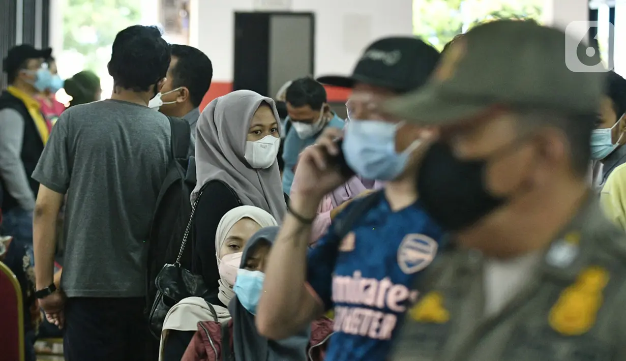 Warga mengantre untuk mendapatkan vaksin Covid-19 di Gelanggang Olahraga (GOR) Ciracas, Jakarta Timur, Kamis (24/6/2021).  Pelaksanaan vaksinasi dimulai Kamis, 24 Juni 2021 dengan target 1000 vaksin per hari. (Liputan6.com/Herman Zakharia)