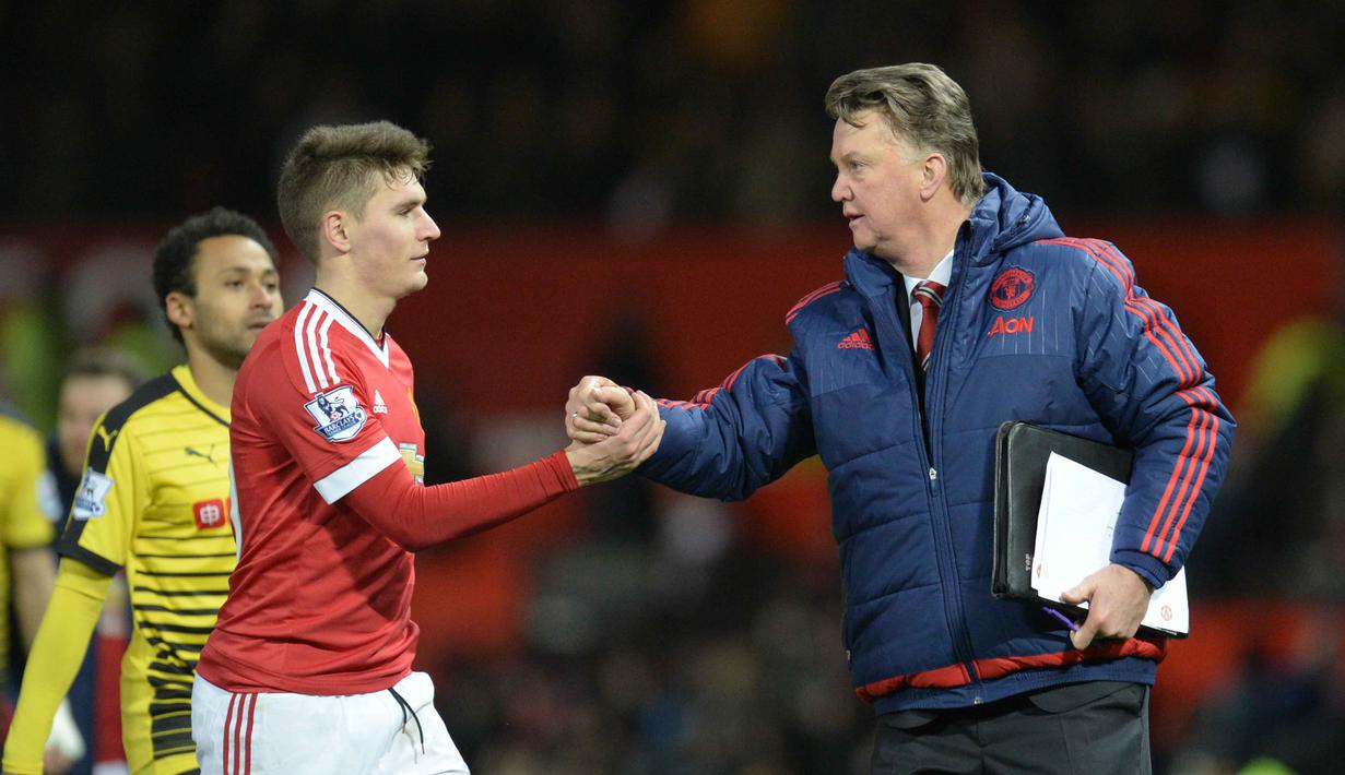 Louis van Gaal bersalaman dengan pemain muda Manchester United, Guillermo Varela usai melawan  Watford pada Liga Inggris di Old Trafford, Manchester, (2/3/2016). (AFP/Oli Scarff)