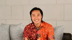 Arthur Irawan merupakan sosok yang sangat nasionalis dengan kerap mengenakan batik di berbagai momen. Sambil mengenakan batik, pemain kelahiran Surabaya ini juga orang yang pencinta bintang. (Liputan6.com/IG/@arthurirawan)