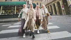 Natasha Rizky, Nina Zatulini, Dian Ayu dan Ratna Galih kini diketahui tengah menikmati liburan di Paris. Melalui media sosial, keempatnya tampak mengunggah momen seru liburan bersama. (Liputan6.com/IG/@natasharizkynew)