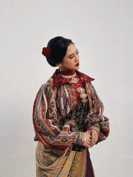 <p>Ziva tampil serba merah dengan busananya saat menyanyikan lagu Zamrud Khatulistiwa di Istana Negara. [Instagram/@rikkisi]</p>