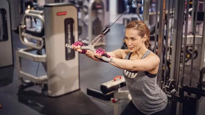 [Bintang] Biasa Tampil Seram, Ini 8 Gaya Sara Wijayanto Saat Berolahraga