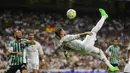 Kapten Real Madrid, Sergio Ramos melakukan tendangan salto saat timnya menang besar 5-0 atas Real Betis Balompie  pada laga La Liga Spanyol di Stadion Santiago Bernabeu, Madrid, (29/8/2015). (AFP Photo/Pierre-Philippe Marcou)