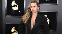 Miley Cyrus tampil seksi di Grammy Awards 2019 (dok. JON KOPALOFF / GETTY IMAGES NORTH AMERICA / AFP)