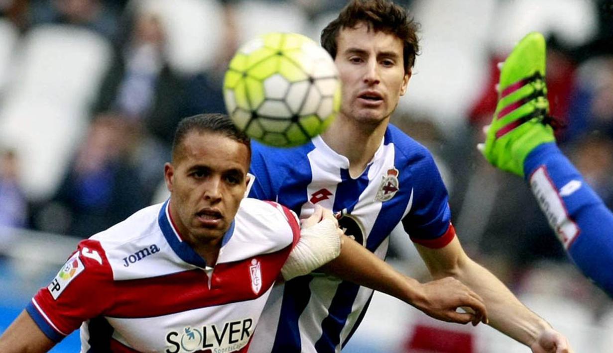 1. Striker Granada, Youssef El-Arabi, berebut bola dengan gelandang Deportivo, Pedro Mosquera, pada laga La Liga Spanyol di Stadion Riazor, Minggu (28/2/2016). Deportivo takluk 0-1 dari Granada. (EPA/Cabalar)