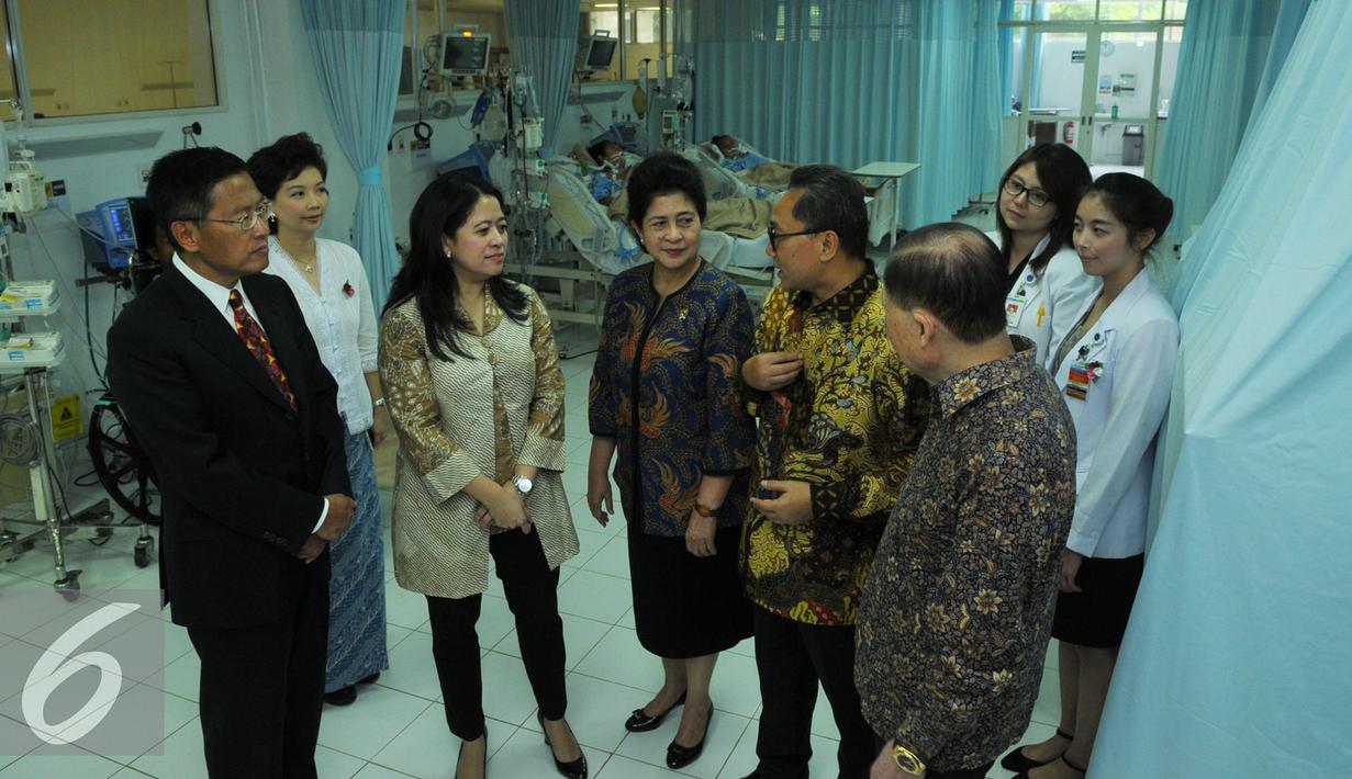 Menko PMK Puan Maharani berbincang dengan Pendiri Lippo Group,  Mochtar Riady usai meresmikan Paviliun Tower B Tanggerang, Selasa (1/12). Paviliun B ini khusus melayani program kesehatan daerah, Multiguna serta BPJS. (Liputan6.com/Faisal R Syam)