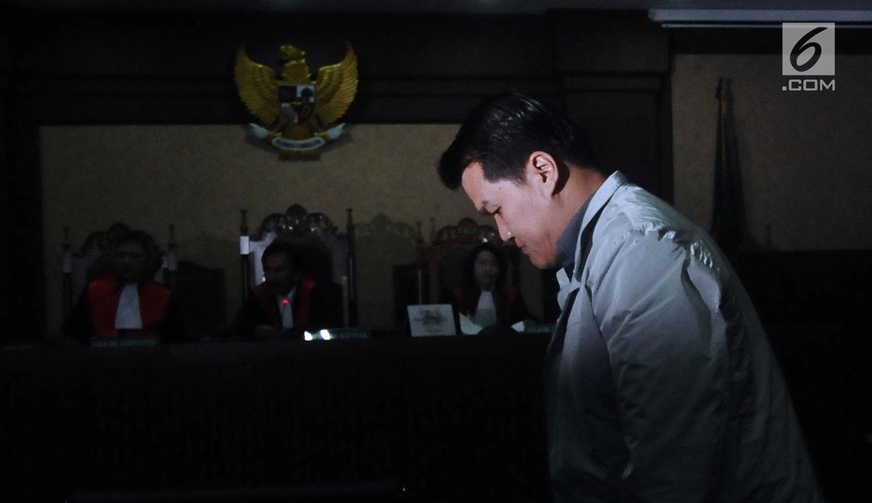 Terdakwa kasus dugaan korupsi e-KTP, Andi Agustinus alias Andi Narogong saat mengikuti sidang tuntutan di Pengadilan Tipikor, Jakarta, Kamis (7/12). Andi Narogong dituntut hukuman delapan tahun, denda satu milyar rupiah. (Liputan6.com/Helmi Fithriansyah)