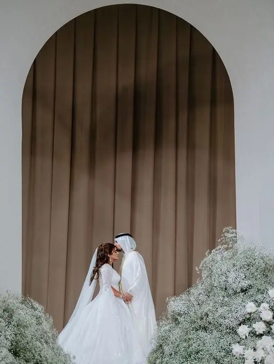 Kalung dengan batu mulia dan anting menjuntai, terlihat semakin menambah kemewahan dari penampilannya tersebut. [Foto: Instagram/ hhshmahra]