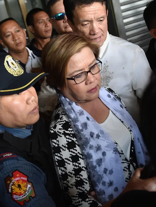 Senator Filipina, Leila de Lima, meninggalkan kantor saat penangkapan dirinya di kota Pasay, selatan Manila, Jumat (24/2). Pengadilan wilayah Muntinlupa memerintahkan penangkapan de Lima dengan alasan melanggar UU Penanganan Narkoba. (TED ALJIBE/AFP)